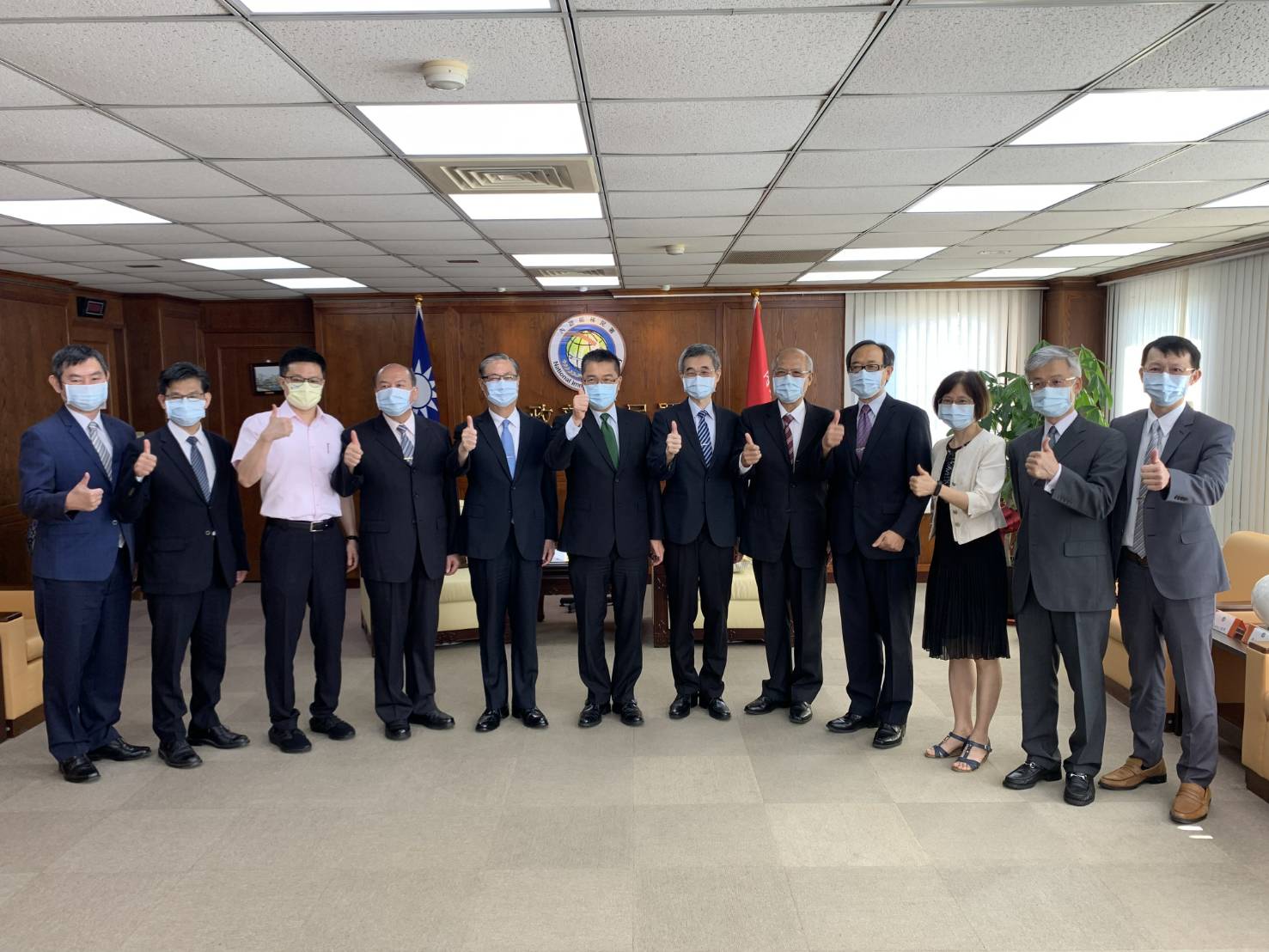 The Minister of the Interior Hsu Kuo-Yung (middle) went to the National Immigration Agency to thank colleagues and took a group photo with the Director of the Immigration Department Chung Ching-Kun (5th from left) and others. (Photo/provided by the National ImmigrationAgency)